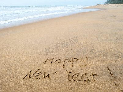 新年浪花摄影照片_海滩新年标志