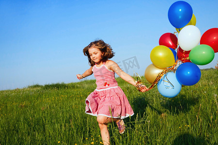 快乐的小女孩与气球户外跳