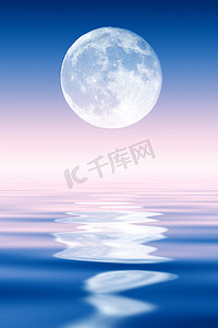 出水素果摄影照片_在海洋上升的满月.