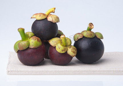 山竹水果和截面显示的厚厚的紫色皮肤