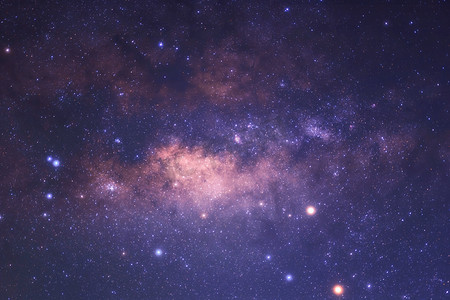 宇宙紫色摄影照片_超紫色调, 银河银河与恒星和空间尘埃在宇宙中, 长时间曝光, 色调紫色趋势.
