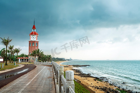 海岸线摄影照片_中国海南海口, 位于海岸线上的古钟楼.