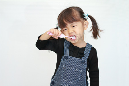 日本女孩刷牙 (3 岁)