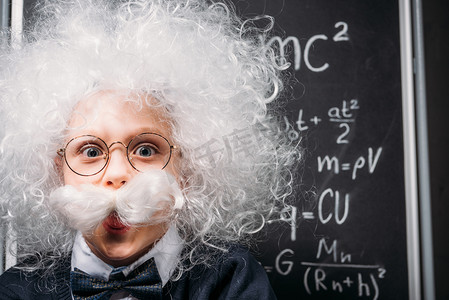 眼镜上的小爱因斯坦与黑板上的相对性理论