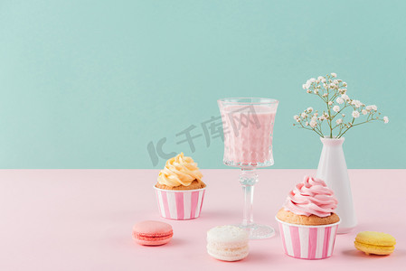马卡龙背景摄影照片_蛋糕, 奶昔和马卡龙在生日背景与花 