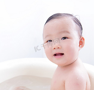 婴儿护肤摄影照片_宝贝女儿微笑洗个澡