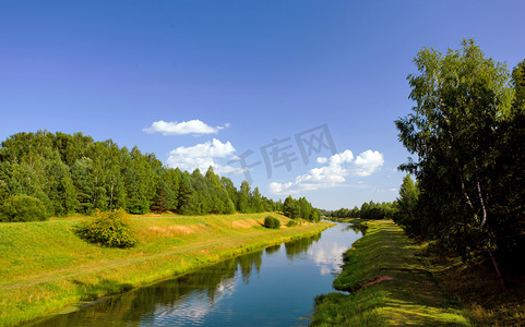 关于太阳的和摄影照片_夏天景观与河流和海岸上的草