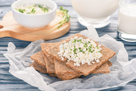 脆皮豆腐摄影照片_木桌上干酪顶的脆酥饼干特写观察 