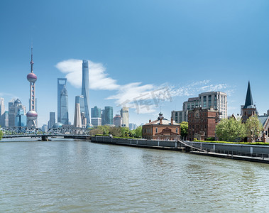 美丽的上海城市景观对晴朗的天空, 风景从苏州河, 中国