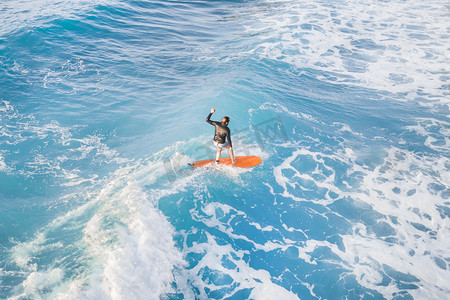 冲浪摄影照片_冲浪者在冲浪板上在水中，顶视图