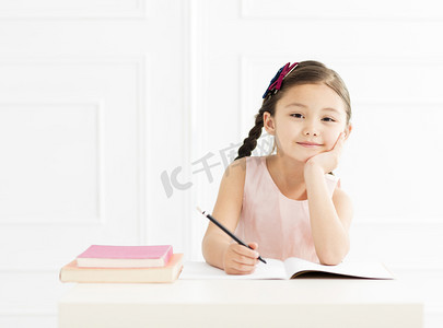 开心高考女孩摄影照片_在家读书的小女孩
