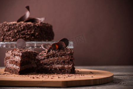 巧克力蛋糕摄影照片_老木桌上的巧克力蛋糕