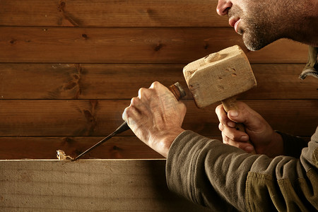 设备手绘摄影照片_挖木凿木工工具锤子手