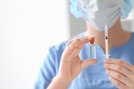 医生持有注射器和药物