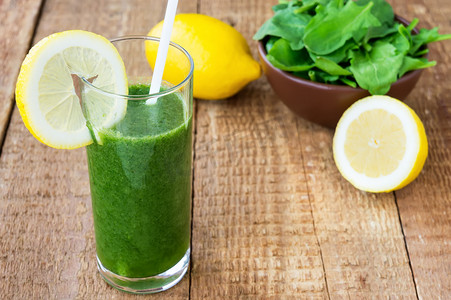 健康绿色的果汁与菠菜和柠檬上木 backroun