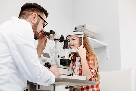 眼科诊断摄影照片_专用的眼科医生运用诊断专用设备