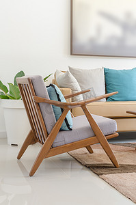 木椅带枕头在现代的客厅里