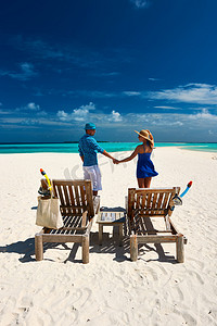 夫妇在热带海滩上的蓝色