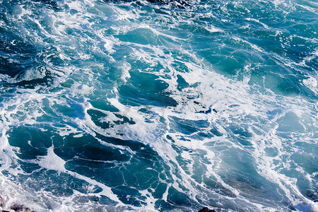 翻腾摄影照片_不祥的深蓝色海洋水背景