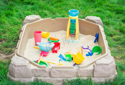 儿童游乐场用沙箱和玩具在后院