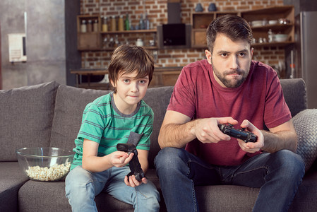 父子俩玩电子游戏