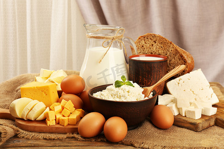 早餐牛奶摄影照片_织物背景上桌上的面包好吃乳制品