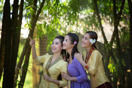 东南亚人摄影照片_幸福老挝妇女