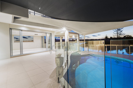 昆士兰州摄影照片_游泳池和甲板在黄昏的现代大厦.
