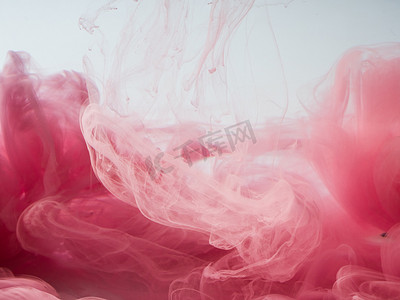 抽象彩色背景摄影照片_抽象彩色背景。粉红色的烟雾，墨水在水中，宇宙的模式。抽象运动，冻结多色流的油漆。软焦点，模糊背景水平合影