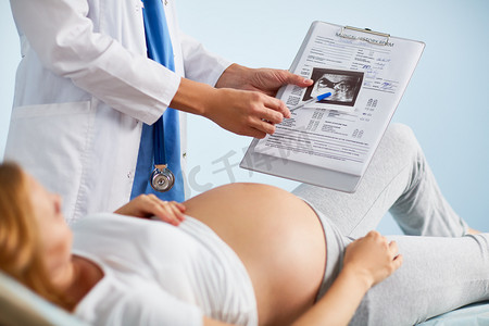 产科医生显示超声波检查胎儿的