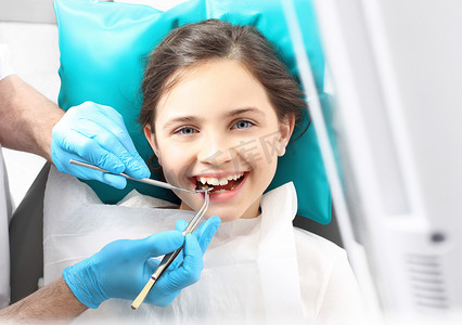 笑容牙齿摄影照片_孩子去看牙医