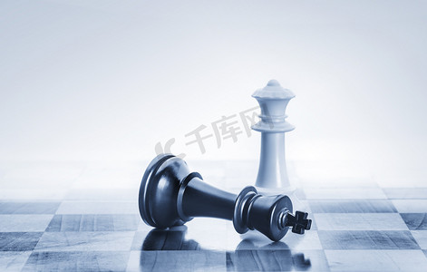 国际象棋王摄影照片_作为隐喻为下台的堕落的国际象棋王