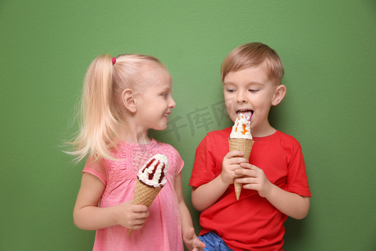 快乐的年轻情侣吃冰激凌-蓝牛仔影像-中国原创广告影像素材