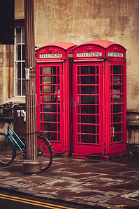 Bt 红色电话亭在剑桥，英国的街道上