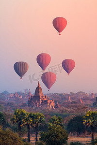 舍利塔摄影照片_热气球在缅甸蒲甘的寺庙周围多雾的早晨