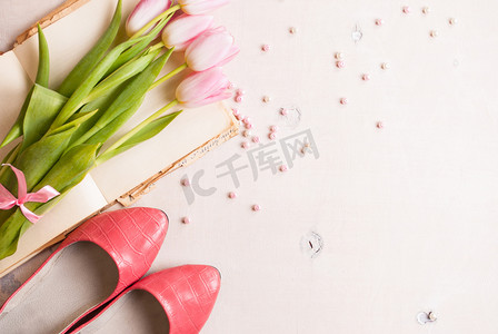 复古红珠珠花摄影照片_与妇女的鞋子，白色的木桌上的粉色郁金香。春天 c