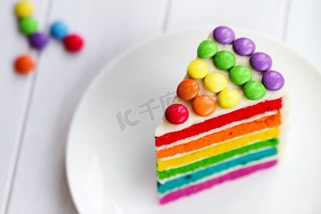 彩虹条纹摄影照片_片彩虹蛋糕