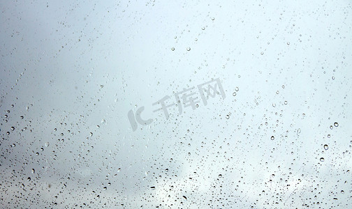 气象科普摄影照片_雨后水滴在玻璃杯上