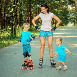 家庭玩滚轴溜冰鞋