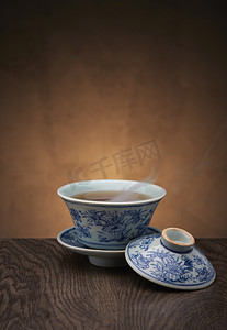木制茶壶摄影照片_传统的茶道配件，木制背景的茶杯