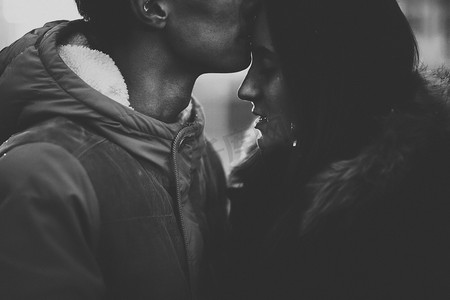 Instagram摄影照片_热恋中的情侣的特写照片，男人亲吻女人。使用筛选器 instagram 黑白照片.
