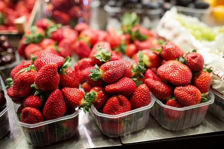 价格分类摄影照片_在盘子里，巴塞罗那的市场拉邦奇利亚，西班牙的价格在市场的摊位上草莓
