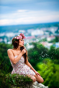 单女孩摄影照片_蓝蓝的天空背景上花的女孩