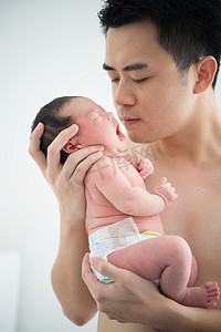 亚洲新生婴儿和爸爸