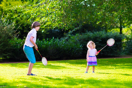孩子们打羽毛球