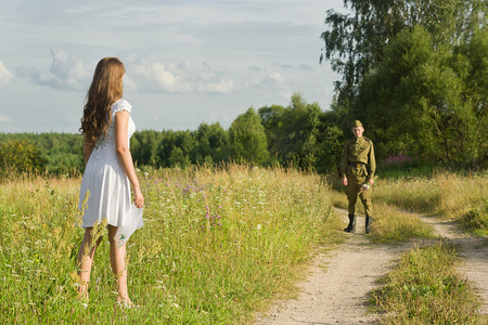部队摄影照片_快乐女孩遇见一名士兵