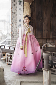 介紹摄影照片_Beautiful asian woman in Hanbok Korean dress .