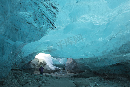 在冰川的冰洞旅游