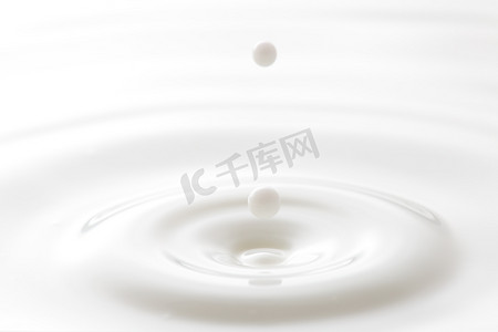 重力泡泡机摄影照片_泛着涟漪的牛奶滴