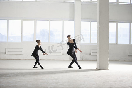建筑功能摄影照片_女人和女孩的舞蹈 